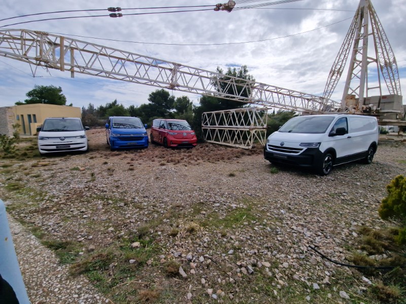 Sedaj so na voljo trije različni modeli: popolnoma električni ID.Buzz (rdeč), Multivan (bel) in Transporter (moder in bel).