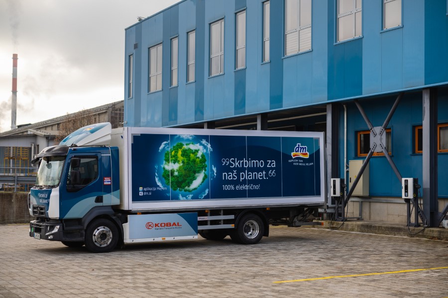 Kobal in dm z novim električnim tovornjakom