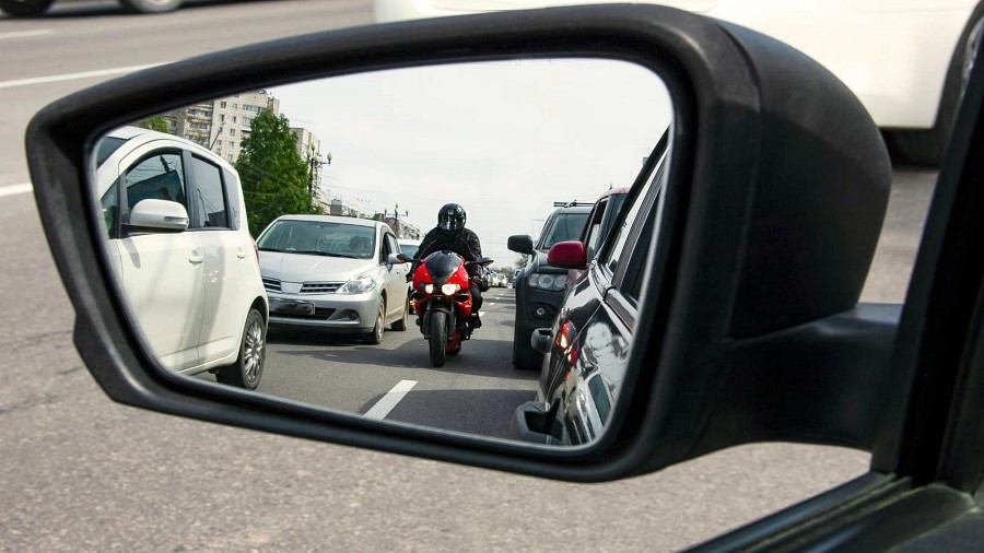 Motoristom je dovoljeno prehitevanje med pasovi