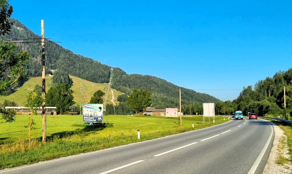 Vpliv obcestnih oglasnih panojev na osredotočenost voznikov
