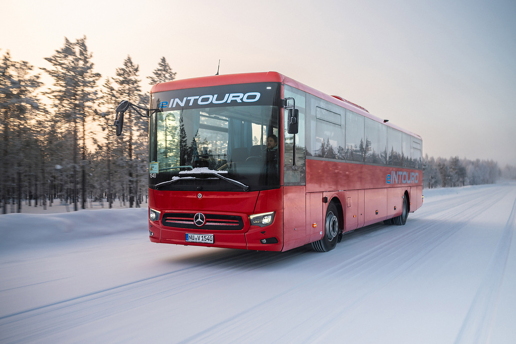 Daimler Buses testira električni medkrajevni avtobus na Finskem.