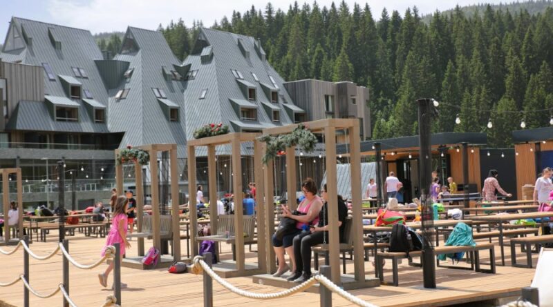 Otroško igrišče pred hotelom