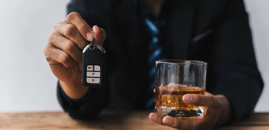 Alkohol v telesu: Koliko časa morate počakati, preden ponovno sedete za volan?