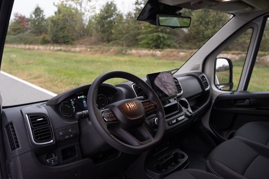 Z naprednimi varnostnimi sistemi in udobno kabino Fiat Ducato vozniku zagotavlja zanesljivo in varno vožnjo tudi na daljših poteh. Foto: arh