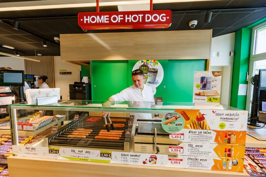 Svetovni dan hot doga – medtem ko berete ta stavek, se na prodajnih mestih MOL proda 20 hot dogov